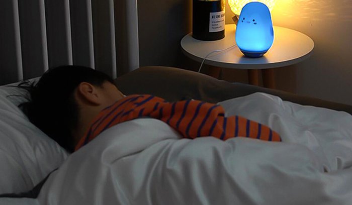 Som e luz acompanhando para um sonho doce: calmante inteligente, ruído branco, luz noturna de berçário e forma de pássaro ajudam a mãe a manter seu bebé dormindo em paz;