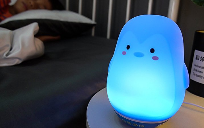 Ajudante para acalmar bebés: ajudando a mãe a alivia-lo com o humor e mantê-lo dormindo